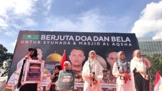 Massa gelar aksi bela palestina dan doakan 3 pahlawan gugur di kedubes AS jakarta
