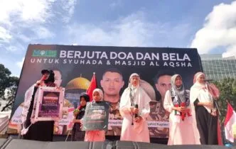 Massa gelar aksi bela palestina dan doakan 3 pahlawan gugur di kedubes AS jakarta