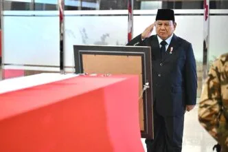 Presiden prabowo beri penghormatan terakhir untuk tiga prajurit tni yang gugur di misi unifil lebanon