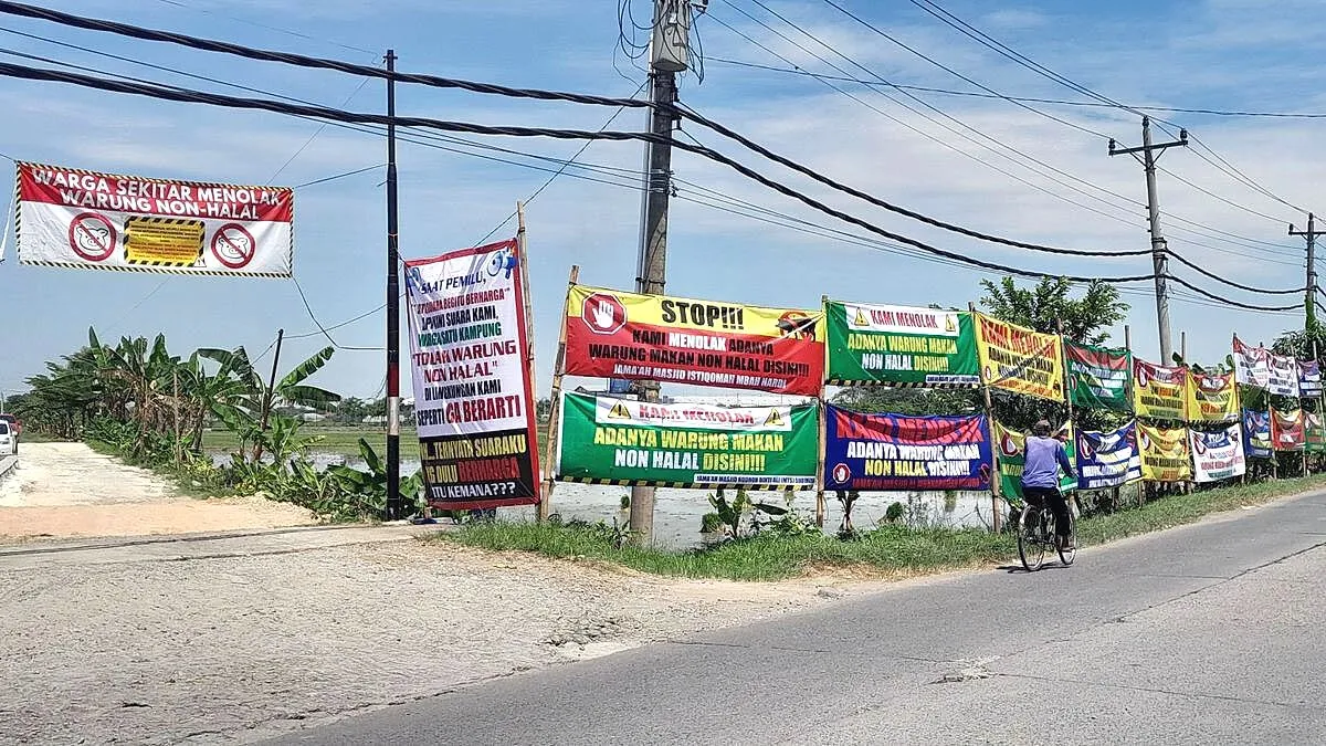 Spanduk penolakan mie babi di sukoharjo