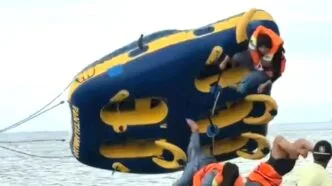 Terlempar dari donut boat pantai