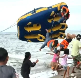 Terlempar dari donut boat pantai