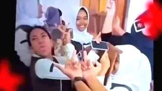 Miris! Siswa SMAN 1 Purwakarta Acungkan Jari Tengah ke Guru, Ini Kronologi Lengkap dan Respons Dinas Pendidikan Viral pelajar smapurwakarta lakukan aksi tidak terpuji pada gurunya