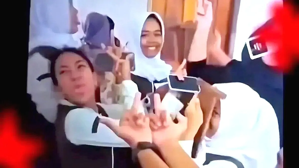 Miris! Siswa SMAN 1 Purwakarta Acungkan Jari Tengah ke Guru, Ini Kronologi Lengkap dan Respons Dinas Pendidikan Viral pelajar smapurwakarta lakukan aksi tidak terpuji pada gurunya