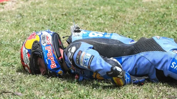 Detik-detik Crash Horor Alex Marquez di Barcelona, Red Flag Dua Kali Dikibarkan Alex Marquez mengalami kecelakaan hebat di MotoGP Catalunya