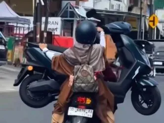 Heboh Ibu Bawa Motor Listrik di Atas Motor, Satlantas Makassar Turun Tangan