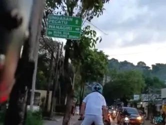 Heboh Turis Asing Lepas Tangan Saat Naik Motor di Bali, Warganet Soroti Keselamatan