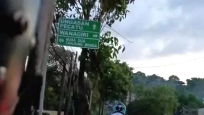Heboh Turis Asing Lepas Tangan Saat Naik Motor di Bali, Warganet Soroti Keselamatan