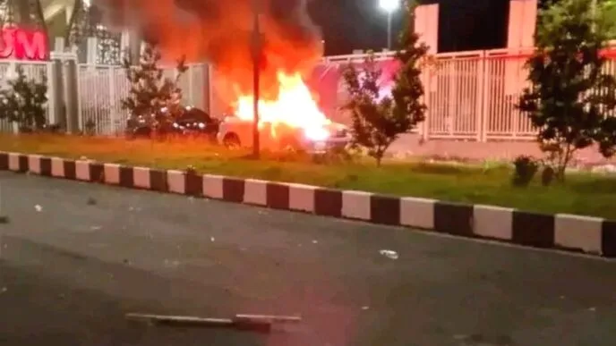 Kerusuhan Pecah Usai Persipura Gagal Promosi, Fasilitas Stadion Lukas Enembe Dirusak