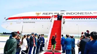 Prabowo Subianto melambaikan tangan pesawat kepresidenan lepas landas Bandara Prancis