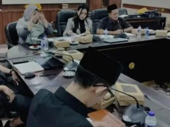 Video Anggota DPRD Jember Main Game Saat Rapat Stunting Viral, Publik Geram