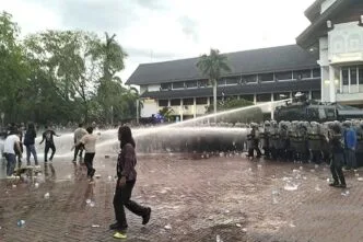Aksi demo di kantor gubernur aceh