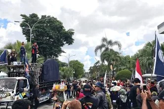 Demo Lanjutan APMK Guncang Samarinda, Gubernur Kaltim Diminta Lepas Jabatan Demo apmk kantor gubernur kaltim