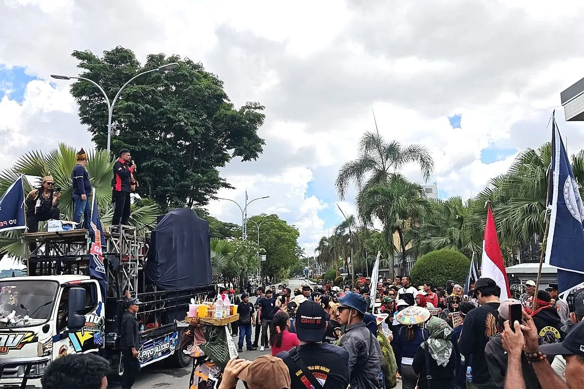 Demo Lanjutan APMK Guncang Samarinda, Gubernur Kaltim Diminta Lepas Jabatan Demo apmk kantor gubernur kaltim