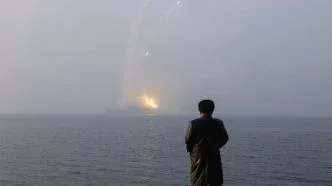 Epik banget si ni orang KIM JONG UN mengamati rudal diluncurkan