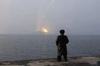 Epik banget si ni orang KIM JONG UN mengamati rudal diluncurkan