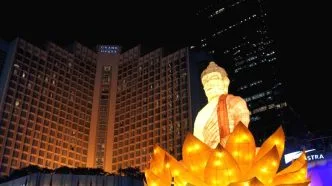 Suasana Waisak 2026 di Bundaran HI, Jakarta Bersinar dengan Instalasi Cahaya dan Pesan Perdamaian Illumination jakarta waisak 2026 bundaran hi