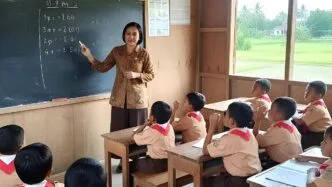 Ilustrasi guru non asn sedang mengajar