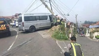 Kecelakaan mobil hiace di jalur bromo