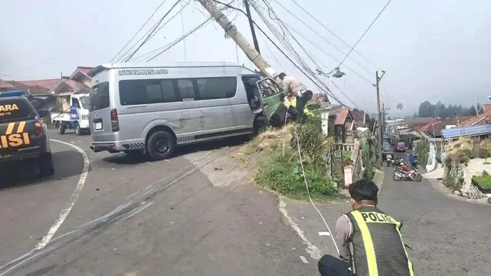 Kecelakaan mobil hiace di jalur bromo