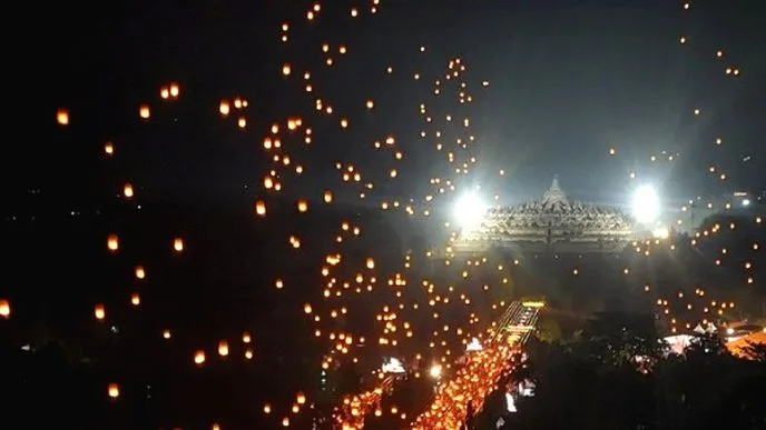 Langit Borobudur Bermandikan Cahaya, 2.570 Lampion Waisak 2026 Diterbangkan dalam Dua Sesi Lampion borobudur