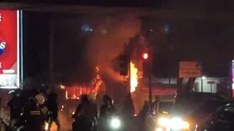 Massa tak dikenal di mayday bandung bakar videotron