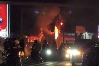 Massa tak dikenal di mayday bandung bakar videotron