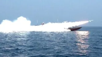 Saling tembak di selat hormuz