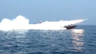 Saling tembak di selat hormuz