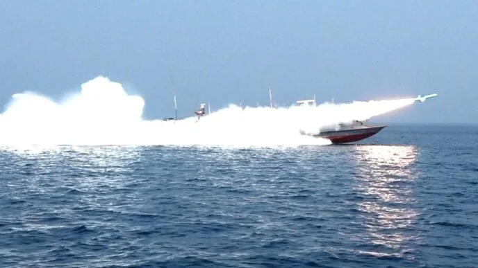Saling tembak di selat hormuz