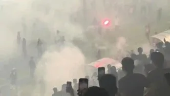 Kericuhan Pecah Usai Laga PSM vs Persib, Suporter Masuk Lapangan dan Nyalakan Flare Suporter masuk lapangan stadion parepare