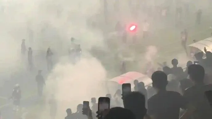 Suporter masuk lapangan stadion parepare