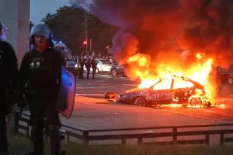 Supporter PSG rusuh bakar mobil