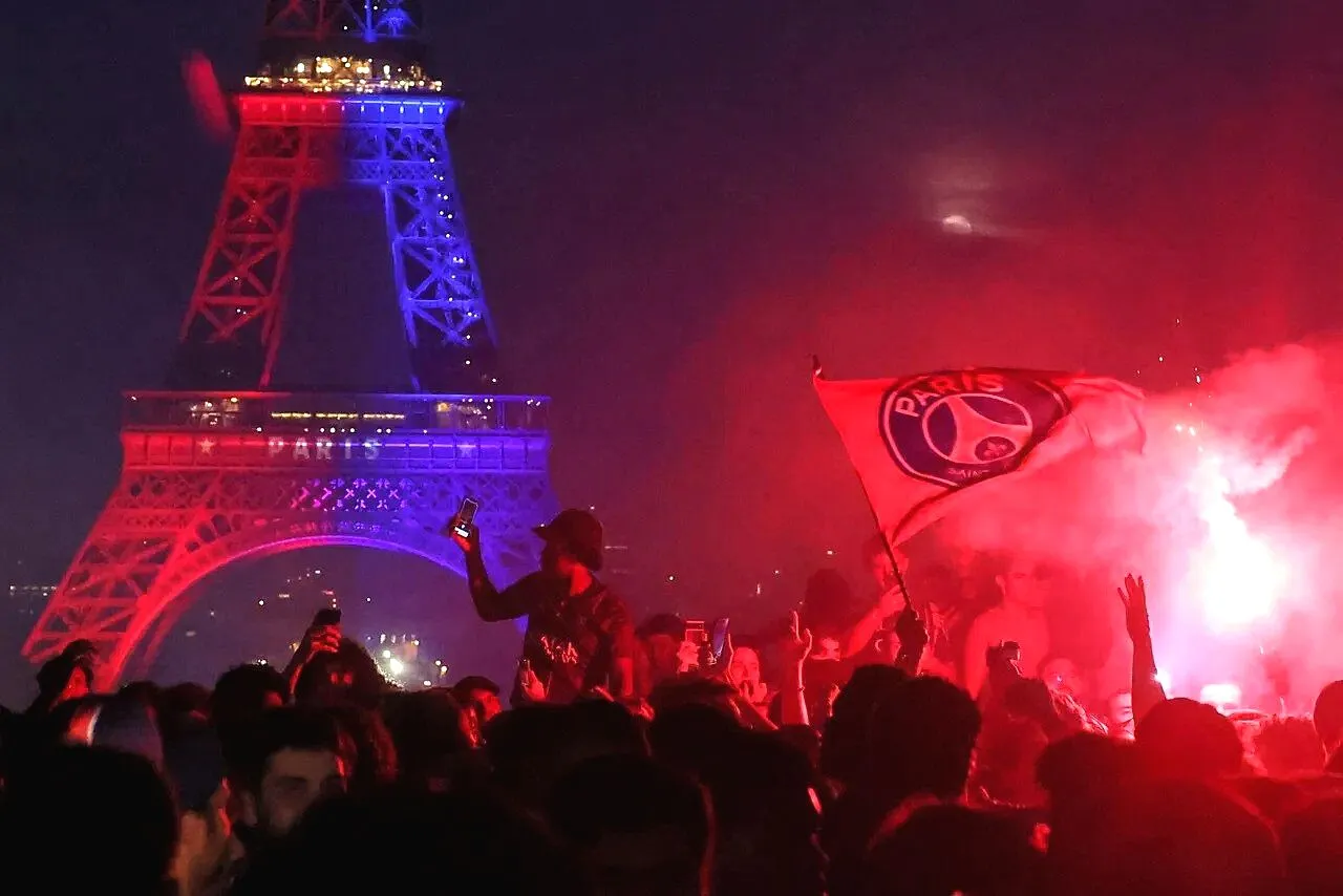 Supporter PSG rusuh di sekitar eiffel tower