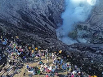 Upacara yadnya kasada bromo