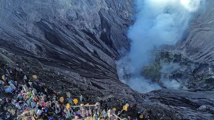 Upacara yadnya kasada bromo
