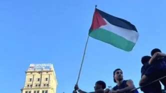 Yamal kibarkan bendera palestina saat parade juara barcelona