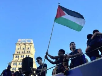 Yamal kibarkan bendera palestina saat parade juara barcelona