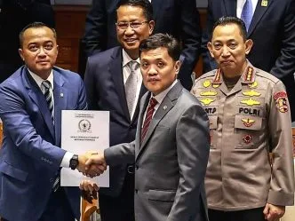 DPR Resmi Sahkan Revisi UU Polri, Usia Pensiun Kapolri Kini Bisa Lebih Lama DPR dan Pemerintah Sepakati UU Polri Baru, Perwira Tinggi Bisa Berdinas Lebih Lama