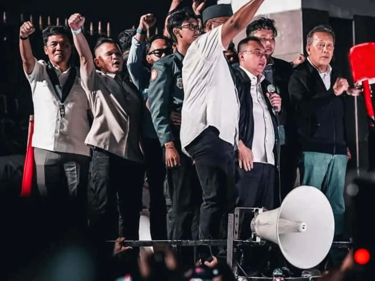 Ribuan Mahasiswa Kepung DPR, Dasco Pastikan Tuntutan soal BBM hingga Guru Honorer Ditindaklanjuti Dasco Temui Mahasiswa di DPR, Janji Cabut Status Tersangka 16 Mahasiswa Trisakti dalam Sepekan