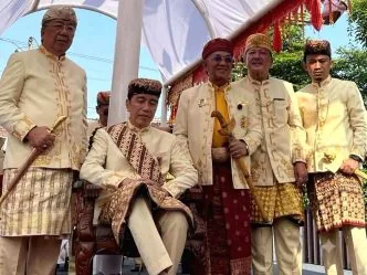 Jokowi Terima Gelar Baginda Pemuka Bangsa saat Kunjungan ke Lampung, Muncul Aksi Penolaka