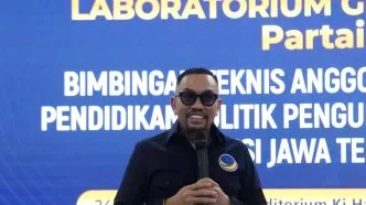 Di Tengan Banyaknya Kritik,Sahroni Puji Teddy Indra Wijaya, Sebut Seskab Berinisiatif Tinggi dan Jadi Jangkar Pemerintah Sahroni Beberkan Alasan Teddy Layak Diapresiasi, Dari Kinerja hingga Komunikasi Publik