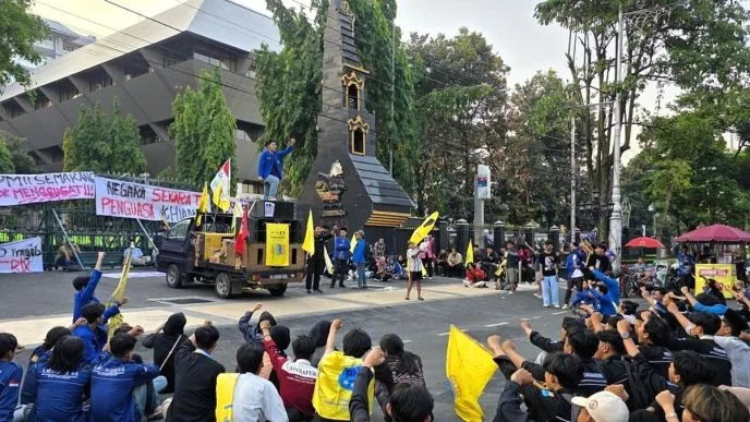 Aksi Demonstrasi Mahasiswa di Semarang Memanas, Massa Kecewa Tak Diterima DPRD Jateng Aksi pmii semarang dprd jateng