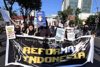 Massa Surabaya Menggugat Desak Prabowo-Gibran Turun, Aksi Reformati Indonesia Kepung Gedung Grahadi Aksi surabaya menggugat grahadi