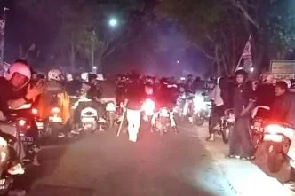 Ambulans terjebak konvoi pesilat karanganyar