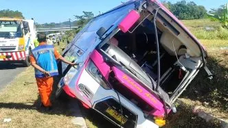Bus Wisata Bawa 25 Penumpang Terguling ke Parit di Tol Semarang-Solo, 2 Orang Tewas Bus pariwisata oleng di tol semarang solo