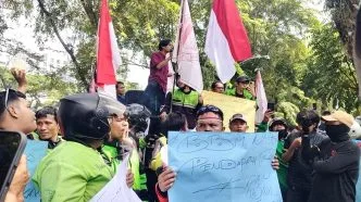 Ratusan Ojol Geruduk DPRD Sumut, Tolak Harga Pertamax Naik dan Tagih Janji Pemerintah Potongan Aplikasi 8 Persen Demo ojol dprd sumut juni