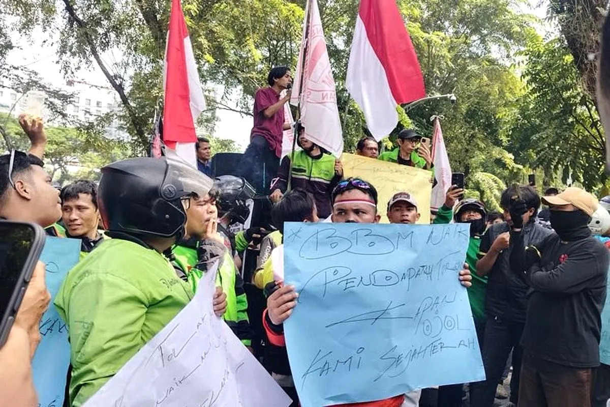 Ratusan Ojol Geruduk DPRD Sumut, Tolak Harga Pertamax Naik dan Tagih Janji Pemerintah Potongan Aplikasi 8 Persen Demo ojol dprd sumut juni