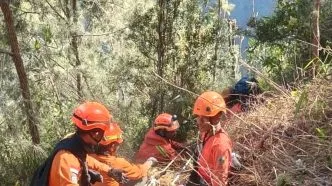 Evakuasi dramatis pendaki semeru jurang 300 meter