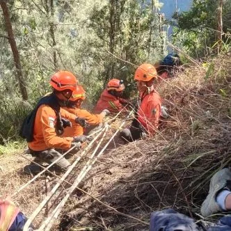 Evakuasi dramatis pendaki semeru jurang 300 meter